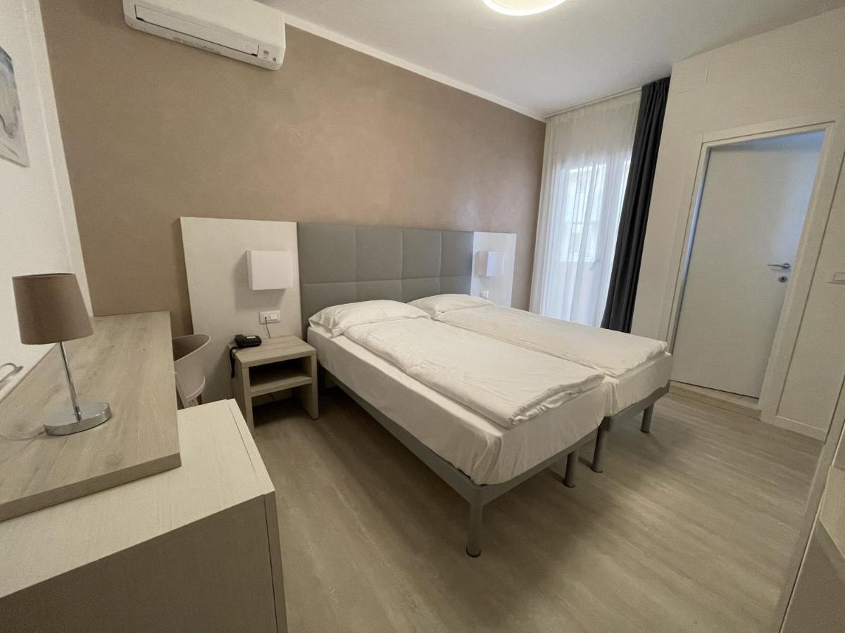 Hotel Garnì Losanna Bibione Exteriör bild