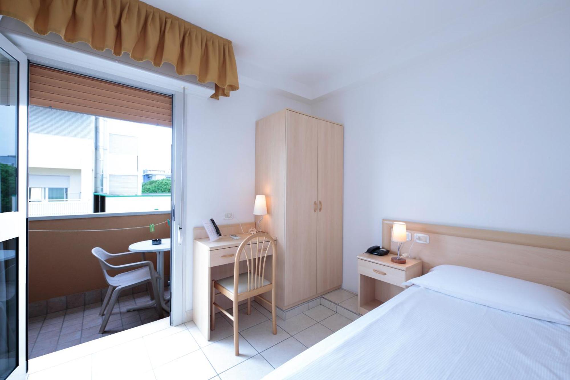 Hotel Garnì Losanna Bibione Exteriör bild