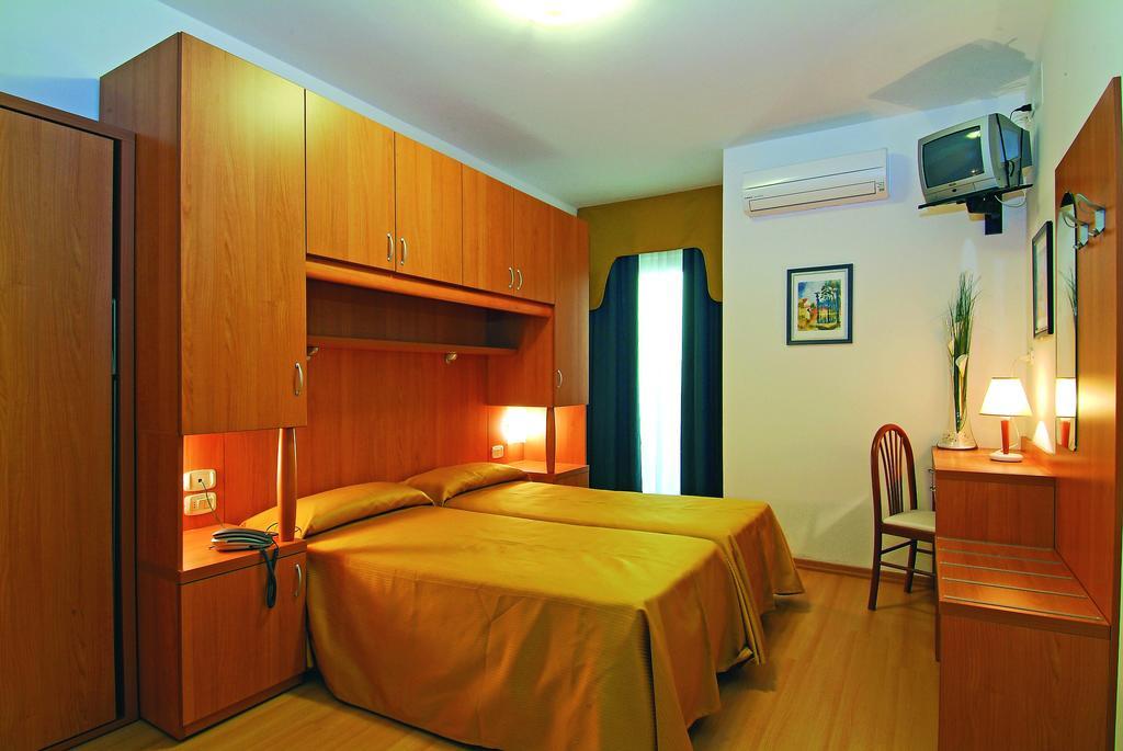 Hotel Garnì Losanna Bibione Rum bild