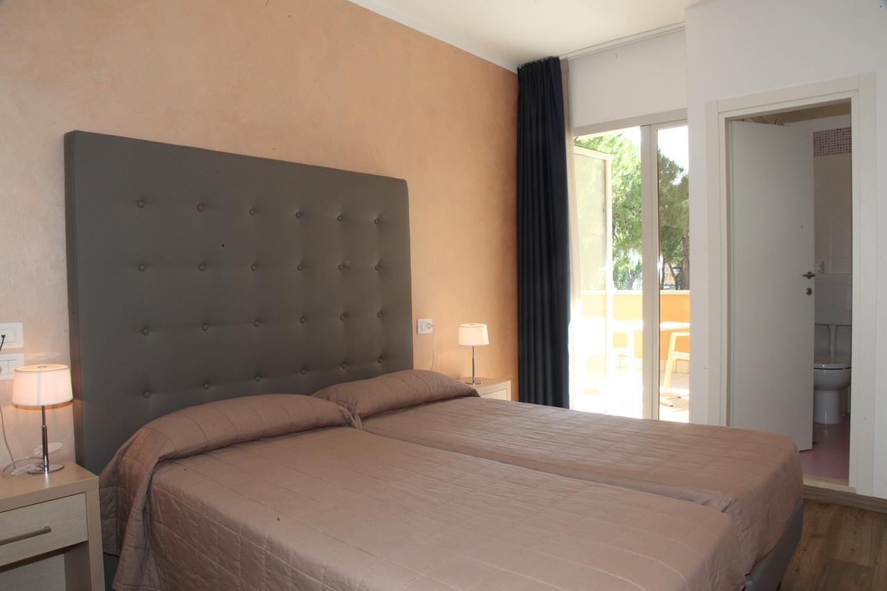 Hotel Garnì Losanna Bibione Exteriör bild